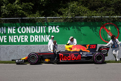 Les commissaires bougent la voiture de Max Verstappen, Red Bull Racing RB13