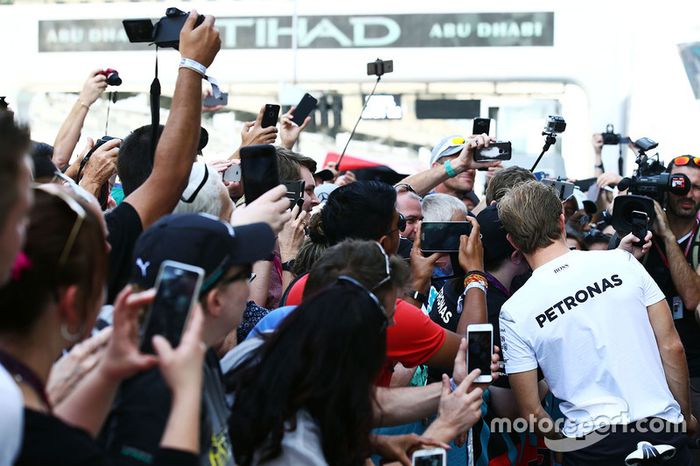 Nico Rosberg, Mercedes AMG F1 con fans