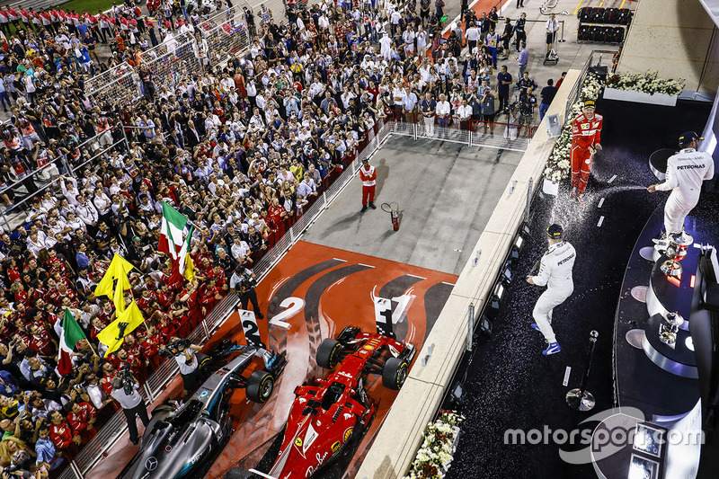 Podium: ganador, Sebastian Vettel, Ferrari, segundo, Lewis Hamilton, Mercedes AMG F1, tercero, Valtt