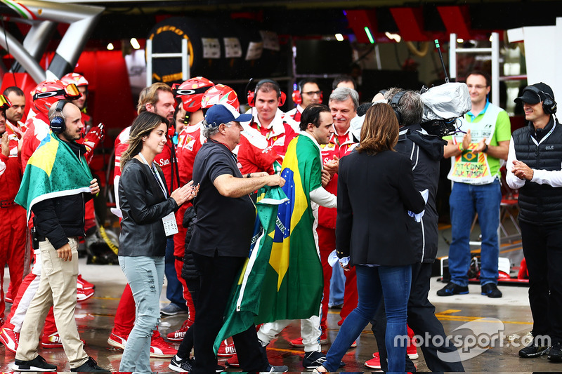Felipe Massa, Williams aplaudido por Ferrari con su padre Luis Antonio Massa (BRA), esposa, Rafaela Bassi, su hermano, Dudu Massa (BRA),