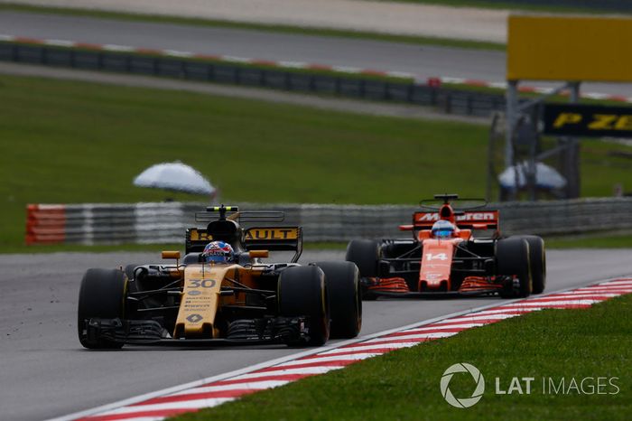 Nico Hulkenberg, Renault Sport F1 Team RS17, Fernando Alonso, McLaren MCL32
