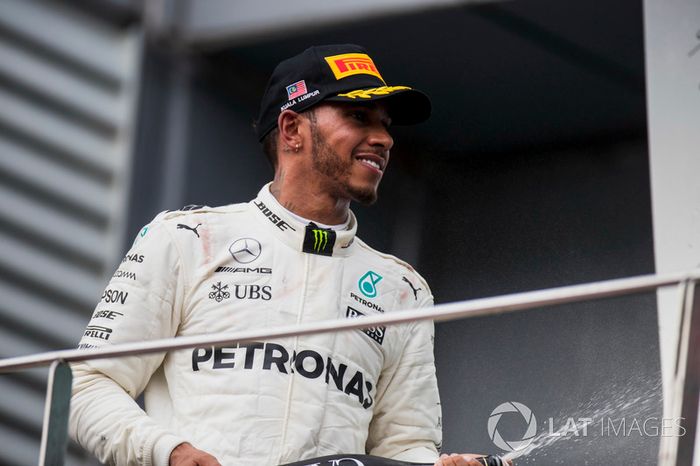 El segundo clasificado, Lewis Hamilton, Mercedes AMG F1, en el podio.