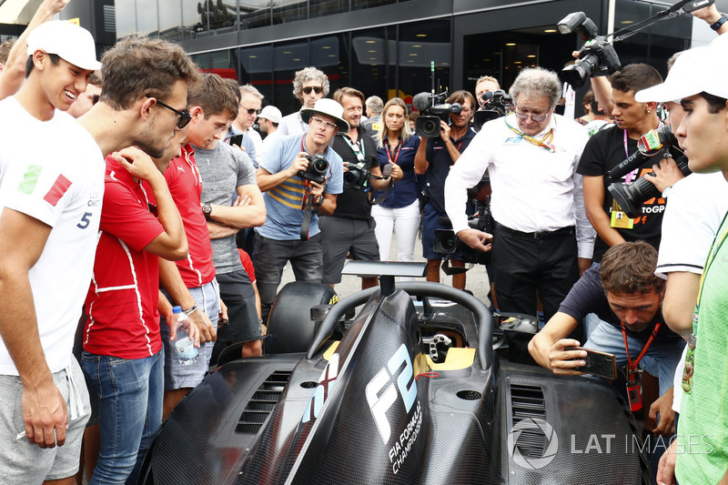 El nuevo auto de F2 2018 en el paddock