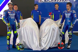Andrea Iannone y Alex Rins con la Suzuki MotoGP 2017
