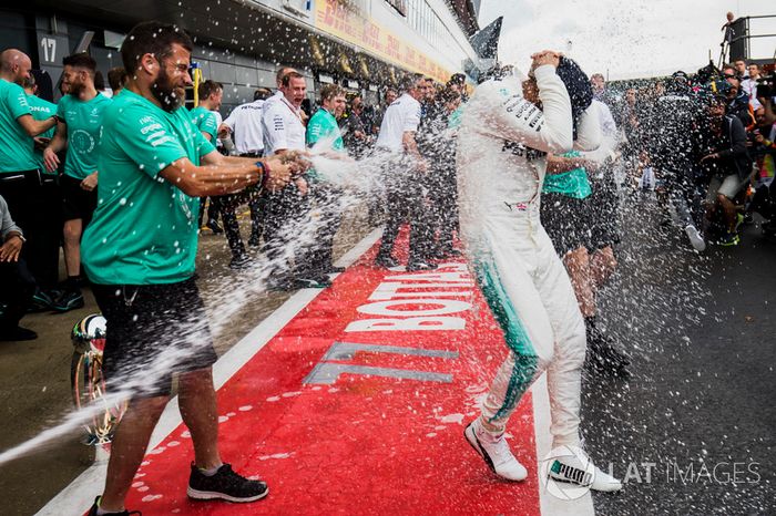 El ganador Lewis Hamilton, Mercedes AMG F1, Valtteri Bottas, Mercedes AMG F1, con el equipo