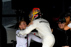 Yarış galibi Lewis Hamilton, Mercedes AMG F1 ve Billy Monger
