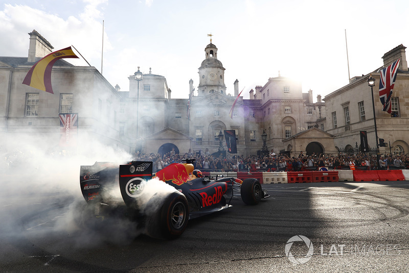 Daniel Ricciardo, Red Bull Racing, melakukan atraksi donut
