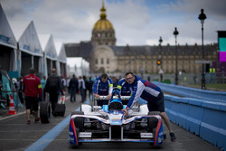 Mechaniker mit dem Auto von Antonio Felix da Costa, Amlin Andretti Formula E Team