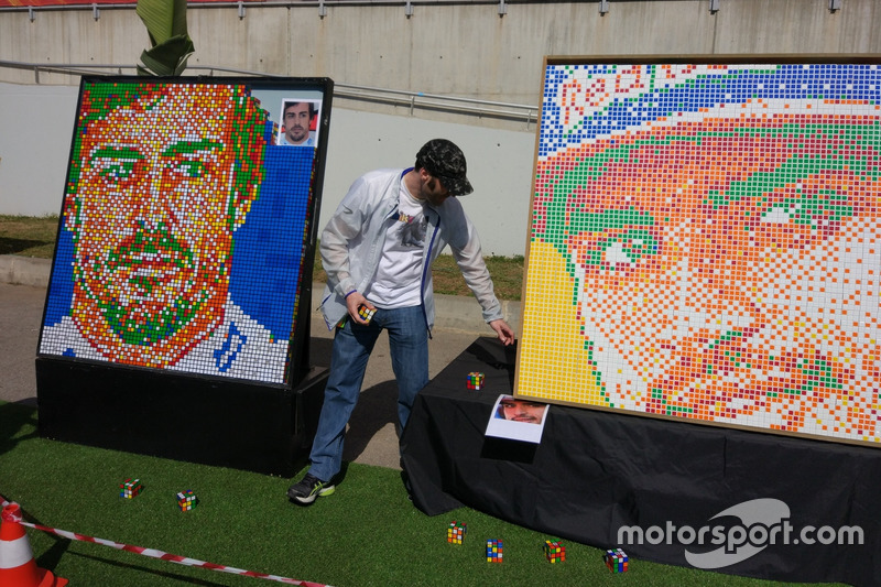 Fotos de Fernando Alonso y Carlos Sainz del cubo de Rubik en el gran premio de España.