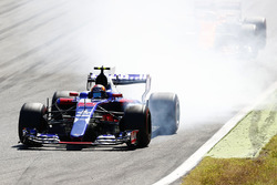 Carlos Sainz Jr., Scuderia Scuderia Toro Rosso STR12, bloque une roue