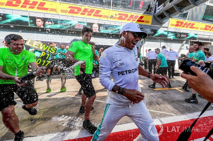 Ganador, Lewis Hamilton, Mercedes AMG F1 celebra con champagne