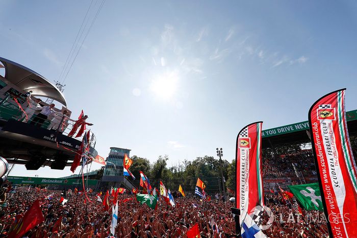 Tercero de Sebastian Vettel, Ferrari, celebra