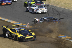 #9 K-Pax Racing McLaren 650S GT3: Alvaro Parente, #43 RealTime Racing Acura NSX GT3: Ryan Eversley crash