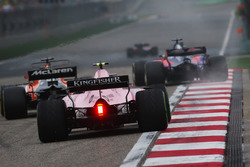 Fernando Alonso, McLaren MCL32, Esteban Ocon, Force India VJM10