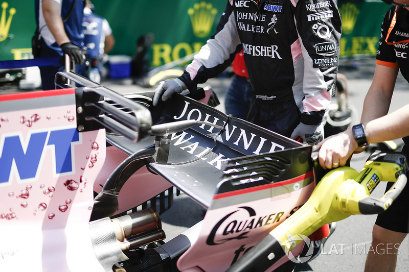 Force India engineers push Sergio Perez, Sahara Force India F1 VJM10