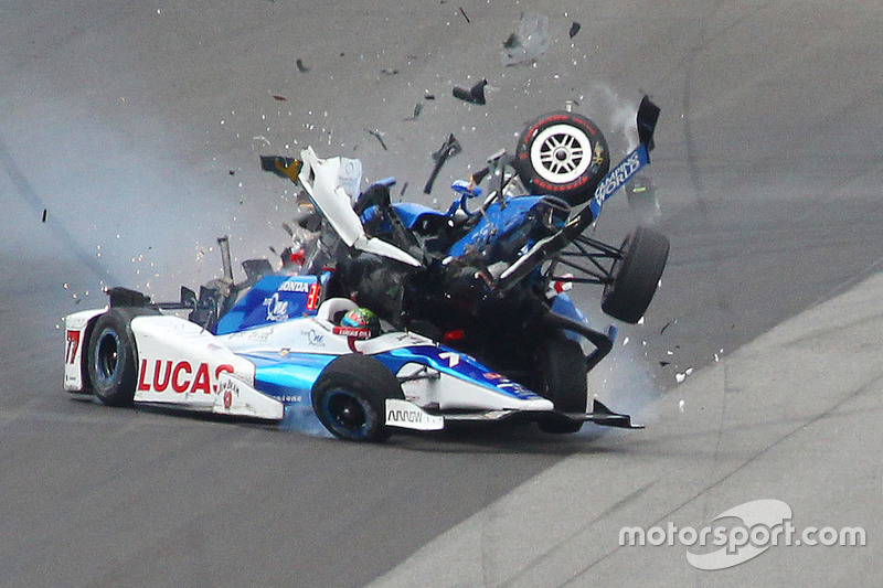 L'accident impliquant Scott Dixon, Chip Ganassi Racing Honda, et Jay Howard, Schmidt Peterson Motorsports Honda