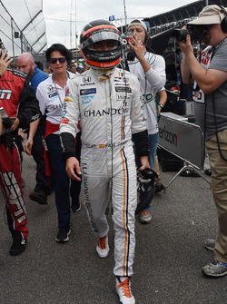 Fernando Alonso, Andretti Autosport Honda, revient au stand après son abandon