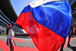 Девушка с российским флагом