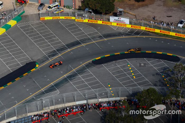 Fernando Alonso, McLaren MCL32, Nico Hulkenberg, Renault Sport F1 Team RS17