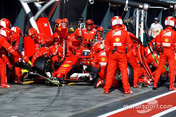 Kimi Raikkonen, Ferrari SF70H, hace un pit stop