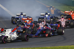 Felipe Massa, Williams FW40, devant Daniil Kvyat, Scuderia Toro Rosso STR12, Carlos Sainz Jr., Scuderia Toro Rosso STR12, Sergio Perez, Force India VJM10, et le reste du peloton au départ