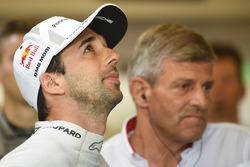 Гонщик Porsche Team Нил Джани и вице-президент LMP1 Porsche Team Фриц Энцингер
