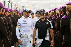 Jenson Button, McLaren con Sergio Pérez, Sahara Force India F1 en el desfile de pilotos