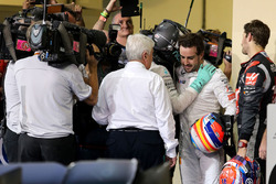 Le nouveau Champion du monde Nico Rosberg, Mercedes AMG F1 et Fernando Alonso, McLaren F1