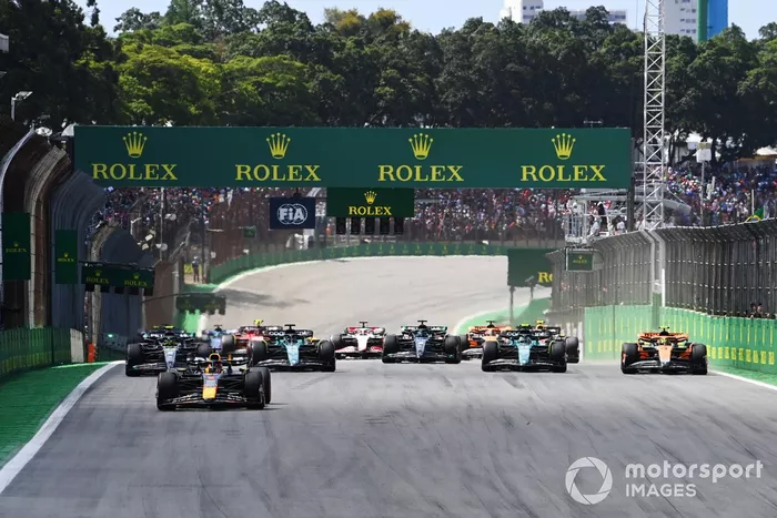 Max Verstappen, Red Bull Racing RB19, Lando Norris, McLaren MCL60, Fernando Alonso, Aston Martin AMR23, Lance Stroll, Aston Martin AMR23, Lewis Hamilton, Mercedes F1 W14, el resto de la parrilla en la salida.