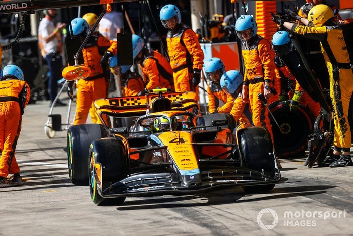 Lando Norris, McLaren MCL60, hace una parada en boxes