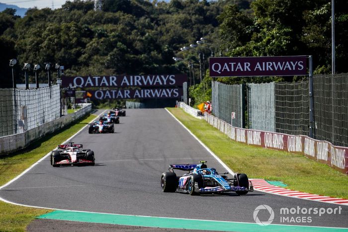 Pierre Gasly, Alpine A523, Kevin Magnussen, Haas VF-23, Alex Albon, Williams FW45