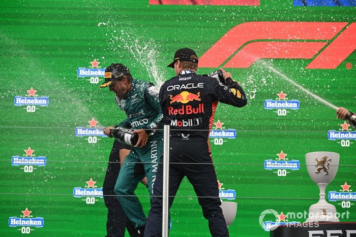 Max Verstappen, Red Bull Racing, 1ª posición, rocía con champán a Fernando Alonso, Aston Martin F1 Team, 2ª posición, en el podio.