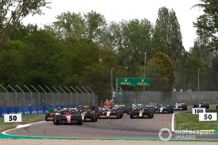 Charles Leclerc, Ferrari F1-75, Max Verstappen, Red Bull Racing RB18, Lando Norris, McLaren MCL36, Daniel Ricciardo, McLaren MCL36, Sergio Pérez, Red Bull Racing RB18 , en la salida