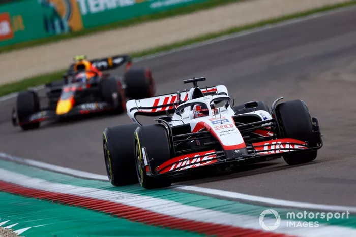 Kevin Magnussen, Haas VF-22, Sergio Pérez, Red Bull Racing RB18