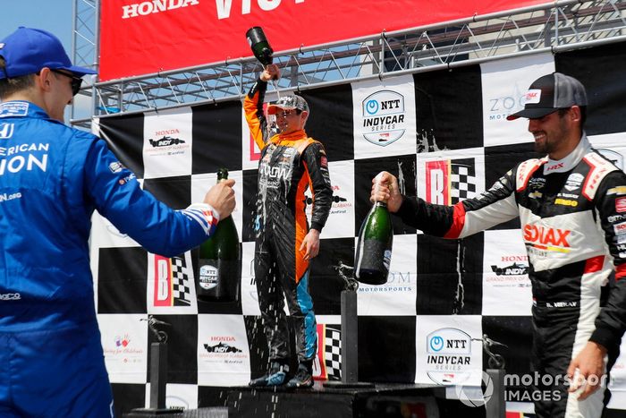 El segundo lugar Alex Palou, Chip Ganassi Racing Honda,  ganador Patricio O'Ward, Arrow McLaren SP Chevrolet, tercer lugar Rinus VeeKay, Ed Carpenter Racing Chevrolet celebran en Victory Lane