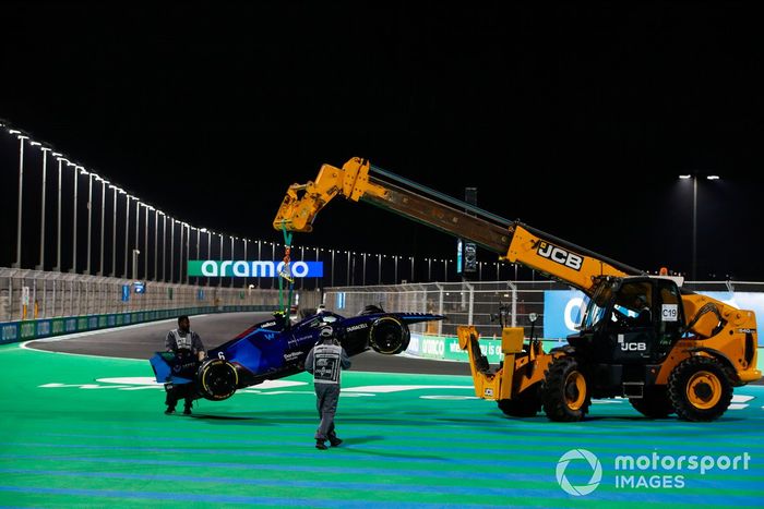Los oficiales de pista retiran el coche dañado de Nicholas Latifi, Williams FW44, del circuito
