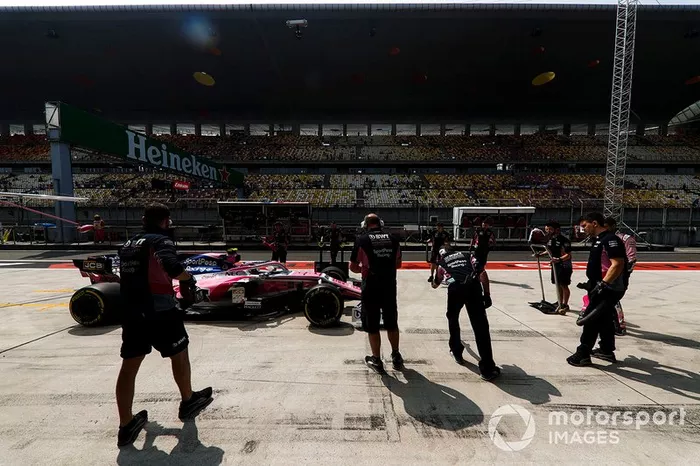 Lance Stroll, Racing Point RP19 en pits