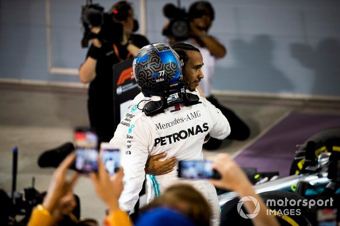 Valtteri Bottas, Mercedes AMG F1, 2ª posición, y Lewis Hamilton, Mercedes AMG F1, 1ª posición, celebran después de la carrera