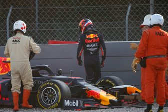 Pierre Gasly, Red Bull Racing RB15, bariyerlere çarptıktan sonra çakıl havuzunda