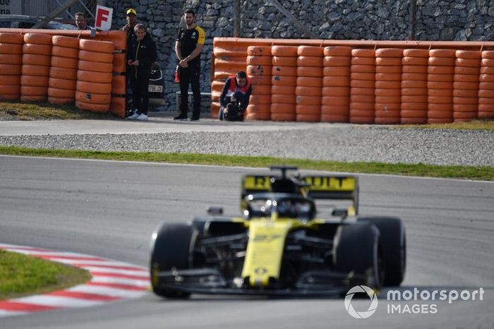 Nico Hulkenberg, Renault F1 Team R.S. 19 pasa mientras Daniel Ricciardo, Renault F1 Team y Alain Prost, Asesor Especial Renault F1 Team observan