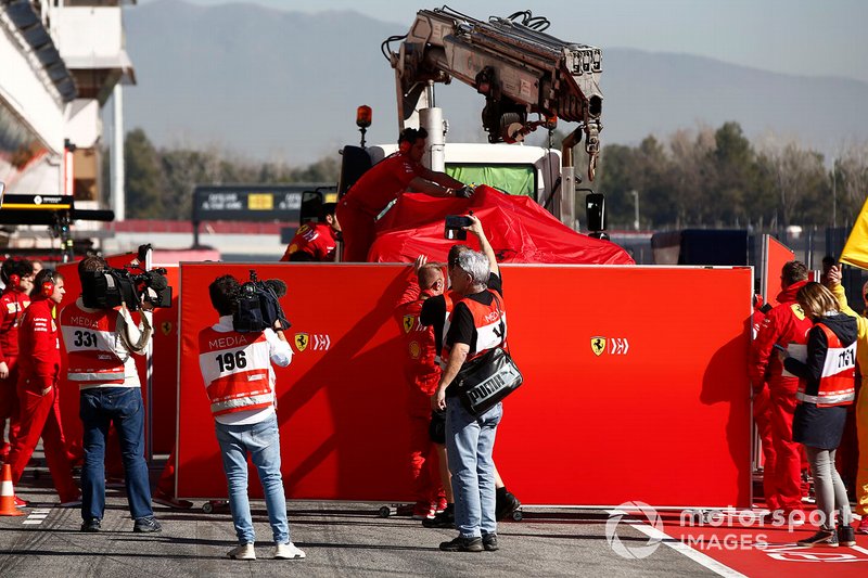 La monoposto di Sebastian Vettel, Ferrari SF90 viene riportata nel garage coperta da un telo