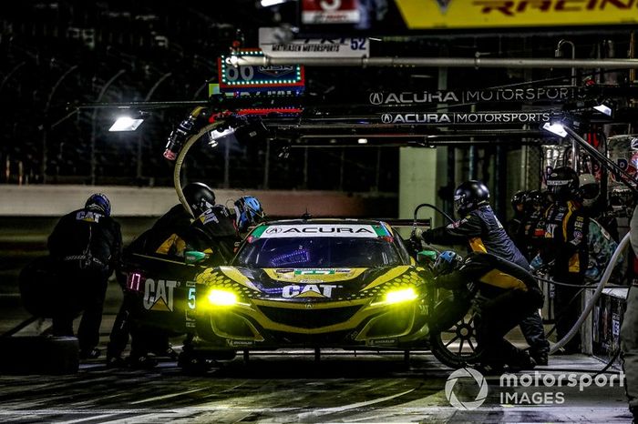 #57 Meyer Shank Racing w/ Curb-Agajanian Acura NSX GT3, GTD: Katherine Legge, Ana Beatriz, Simona De Silvestro, Christina Nielsen, pit stop