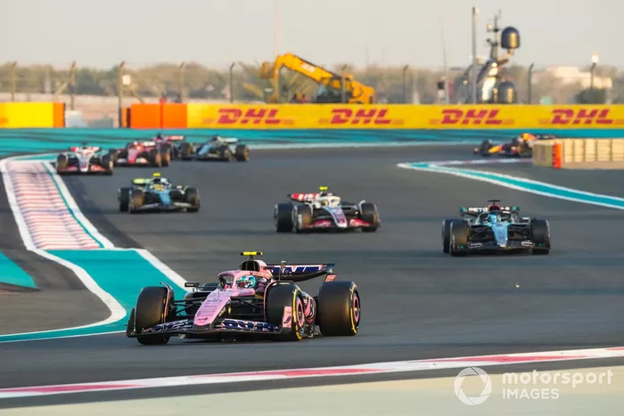 Pierre Gasly, Alpine A524, George Russell, Mercedes F1 W15, Nico Hulkenberg, Haas VF-24