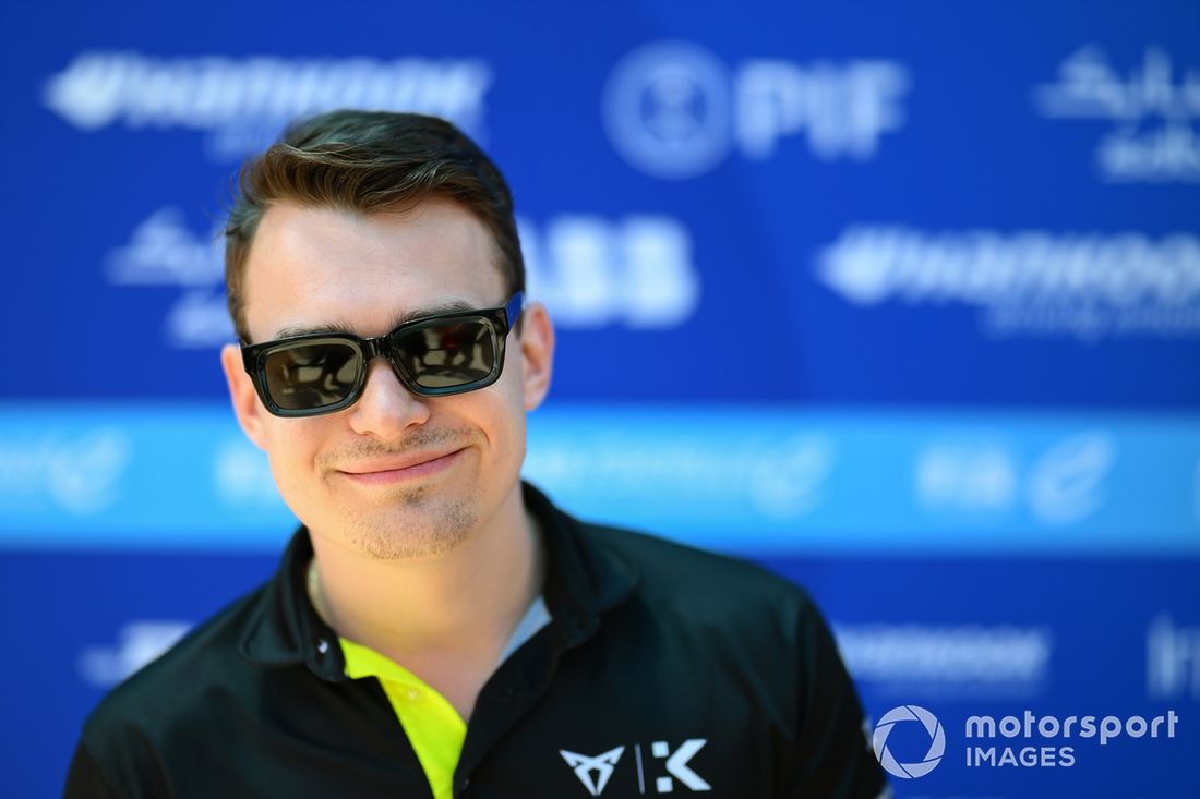 David Beckmann , CUPRA KIRO observa en el Paddock