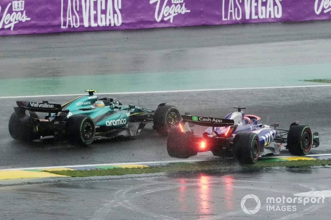 Fernando Alonso, Aston Martin AMR24, lucha con Liam Lawson, RB F1 Team VCARB 01 