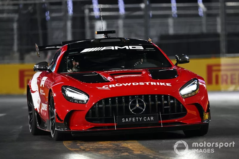 La voiture de sécurité Mercedes AMG Crowdstrike en piste