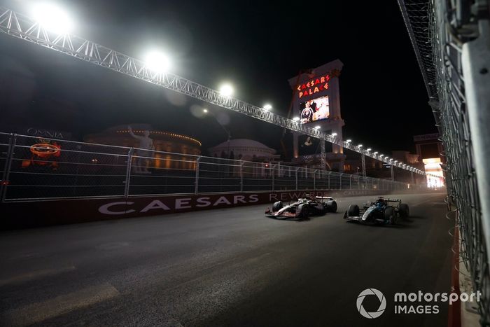 Nico Hulkenberg, Haas VF-24, George Russell, Mercedes F1 W15