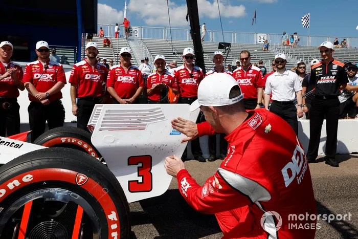 El piloto Scott McLaughlin, del Team Penske Chevrolet, celebra su pole position