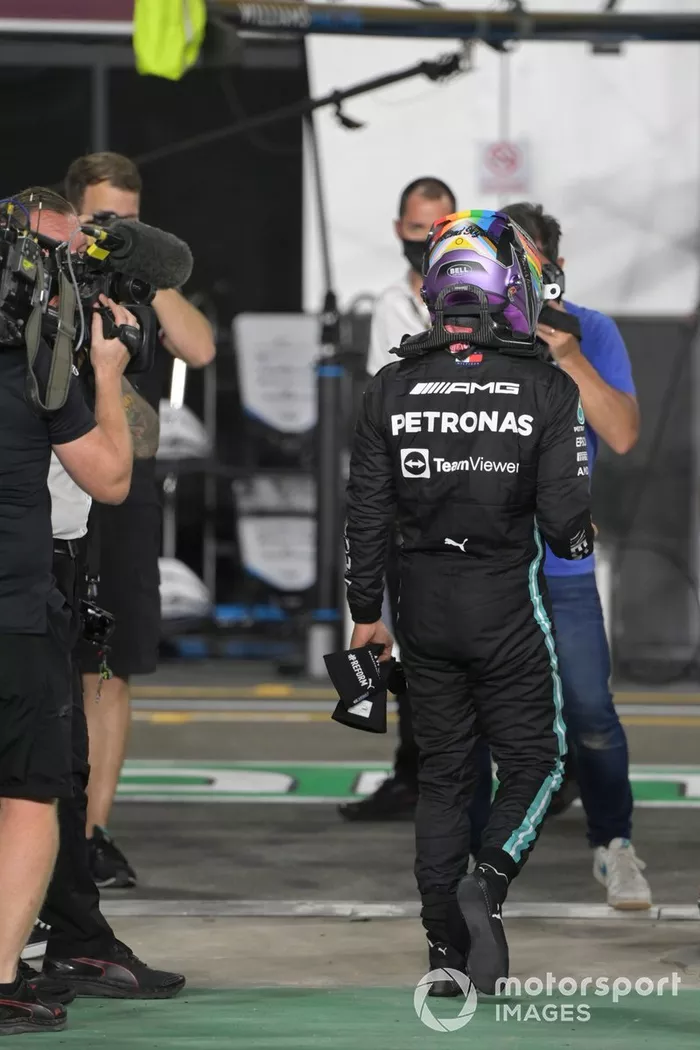 Ganador de la pole position Lewis Hamilton, Mercedes, celebra