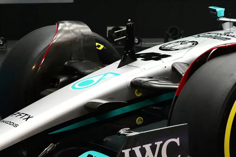 Mercedes W13 sospensione anteriore, dettaglio laterale